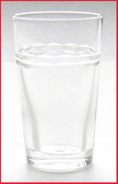 Schnapsglas - aus hellem Glas mit geschliffenen Mustern